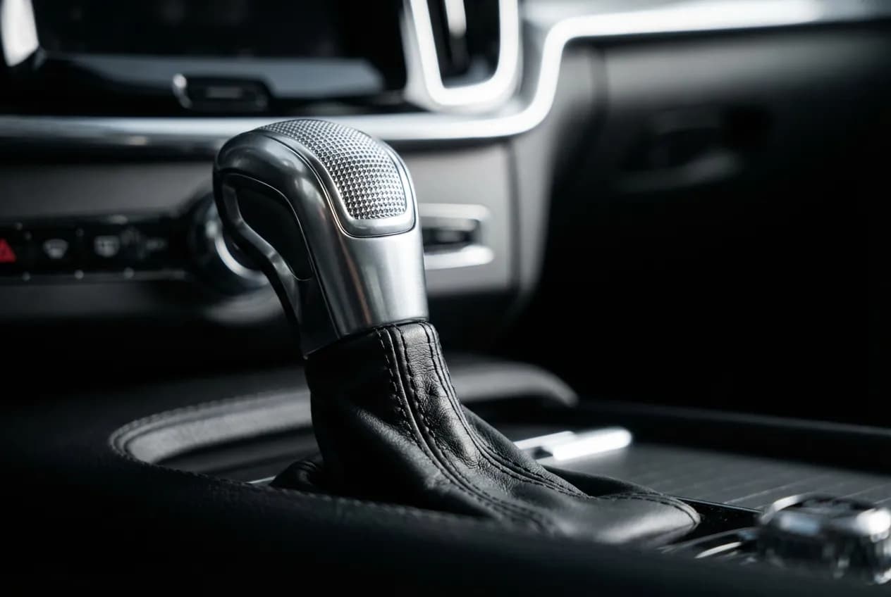 Gros plan détaillé et minimaliste du levier de vitesse d'une boîte automatique EAT6 dans un intérieur de voiture moderne.