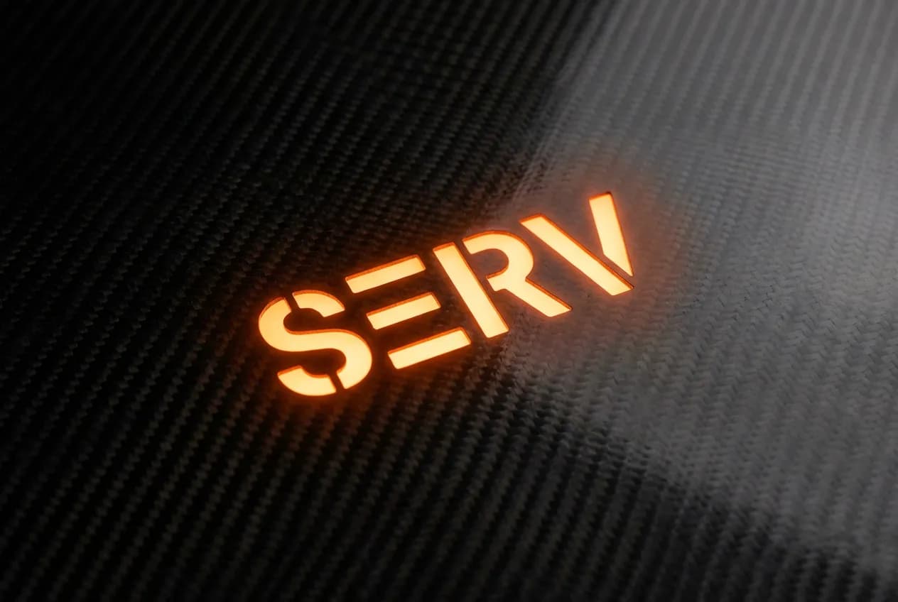 Icône épurée et lumineuse du voyant de service 'SERV' sur un fond sombre et texturé, symbolisant une alerte automobile.