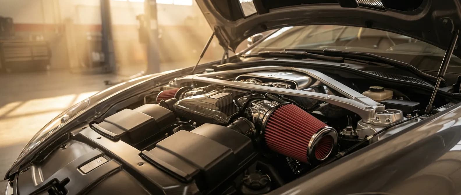 Entretien automobile de précision : La propreté du filtre à air. Vue cinématographique et épique du compartiment moteur impeccable d'une voiture de luxe moderne, mettant en valeur un filtre à air propre lors de l'entretien.